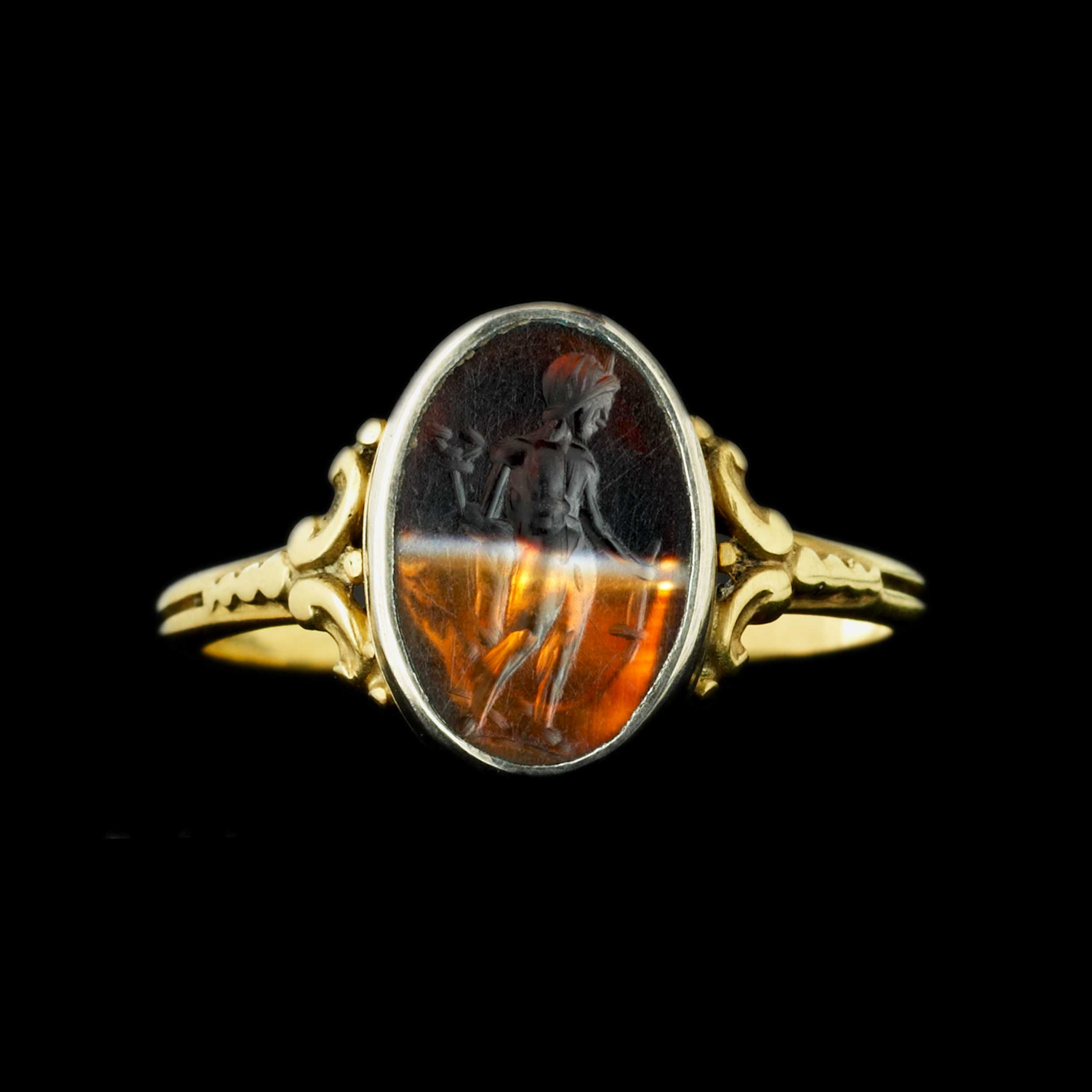 Bague en or et argent Victorienne sertie d'une intaille romaine sur agate striée. Mercure.