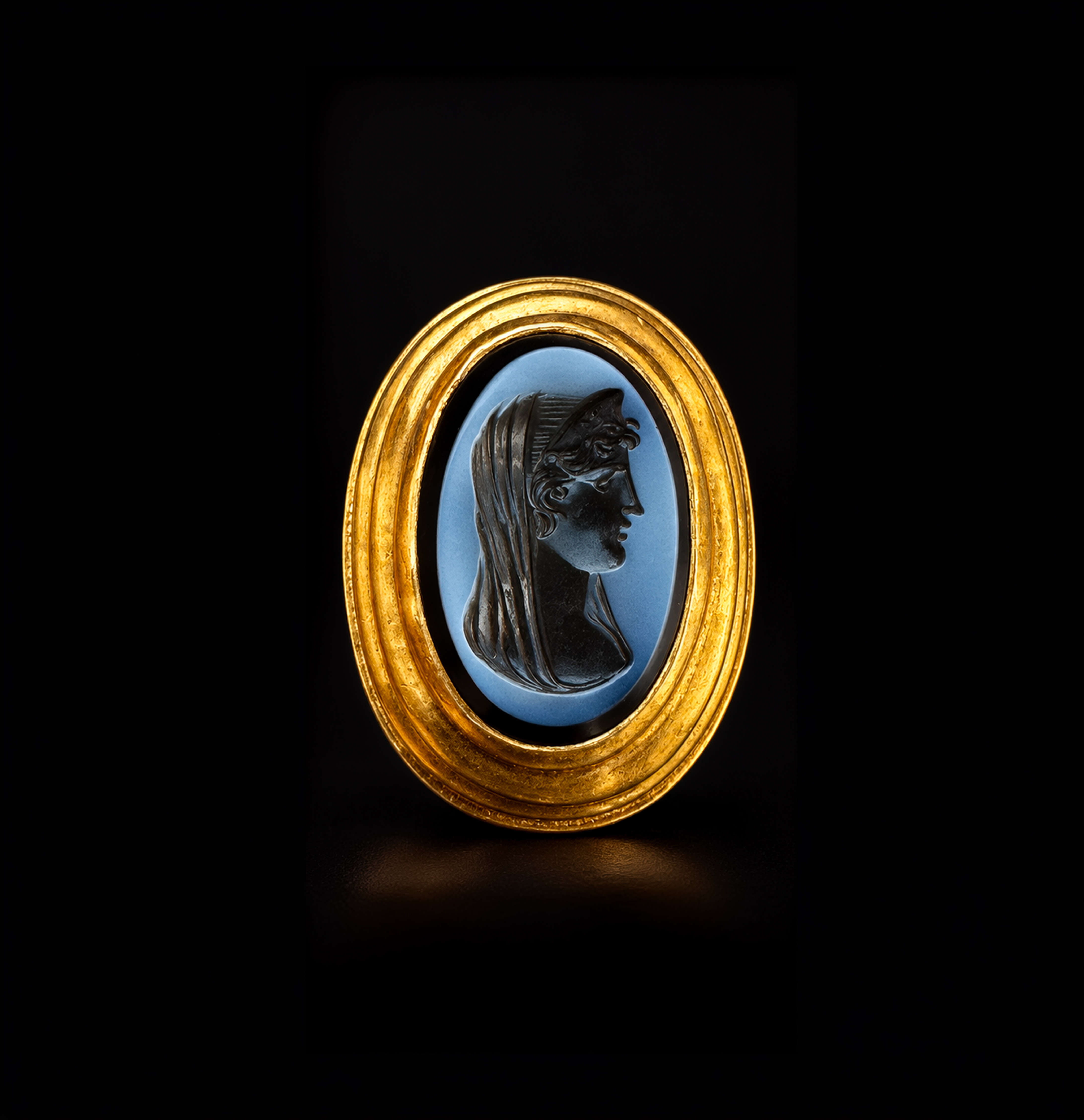 Bague massive du XIXe siècle en or ciselé, sertie d'une intaille sur nicolo. Tête voilée de Junon.