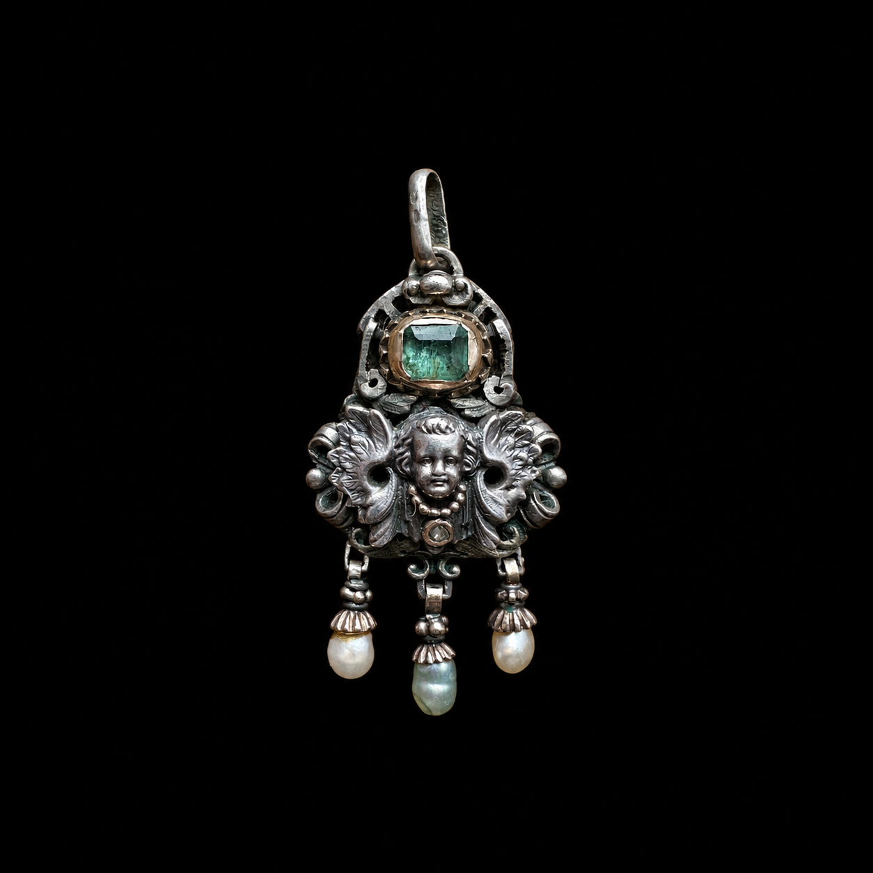 Pendentif néo-Renaissance à l’angelot en argent, émeraude, diamant et perles