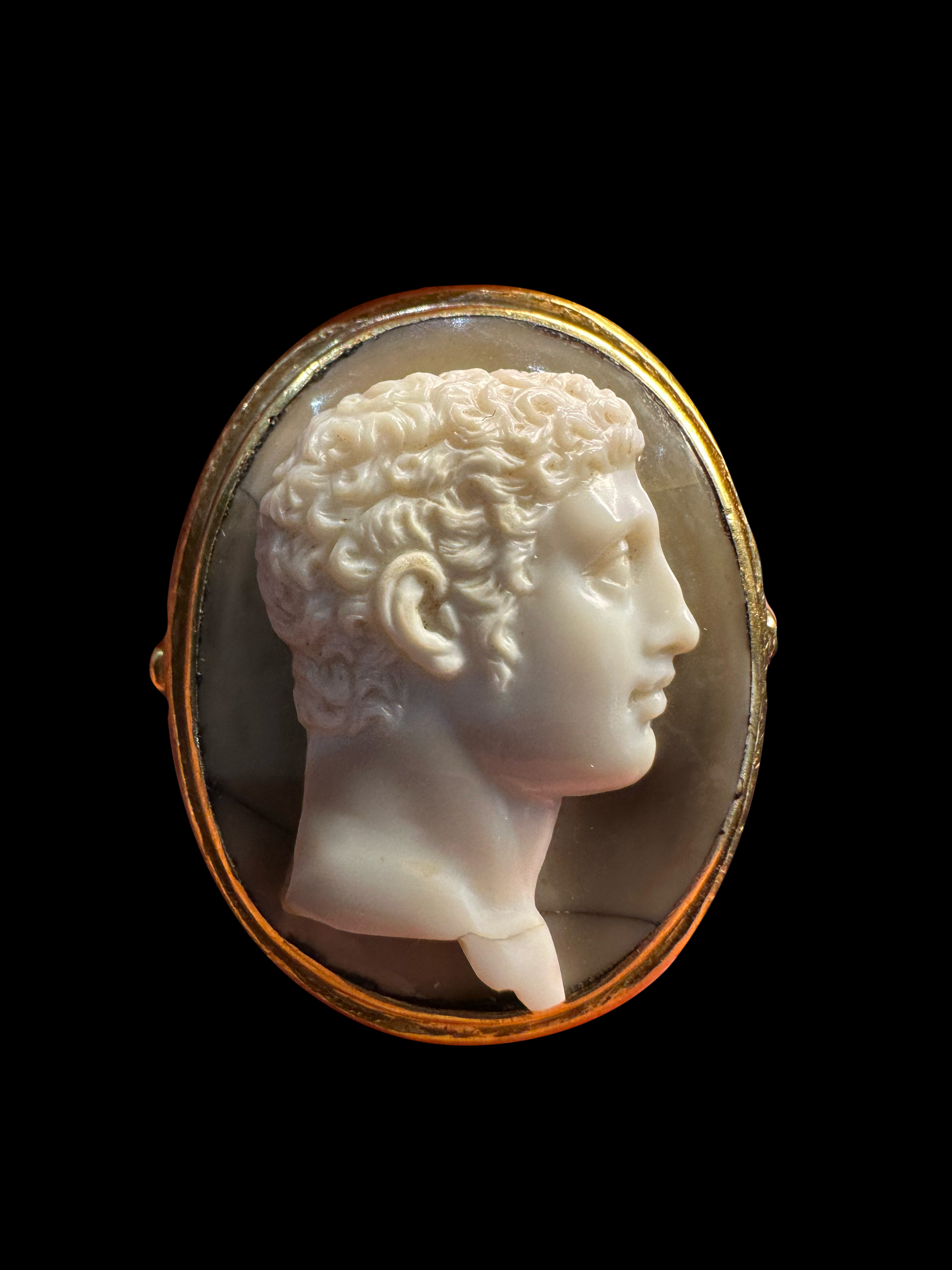 Attilio Codognato.  Bague camée sur agate néoclassique — Hercule jeune
Or jaune 18 carats — XXe siècle