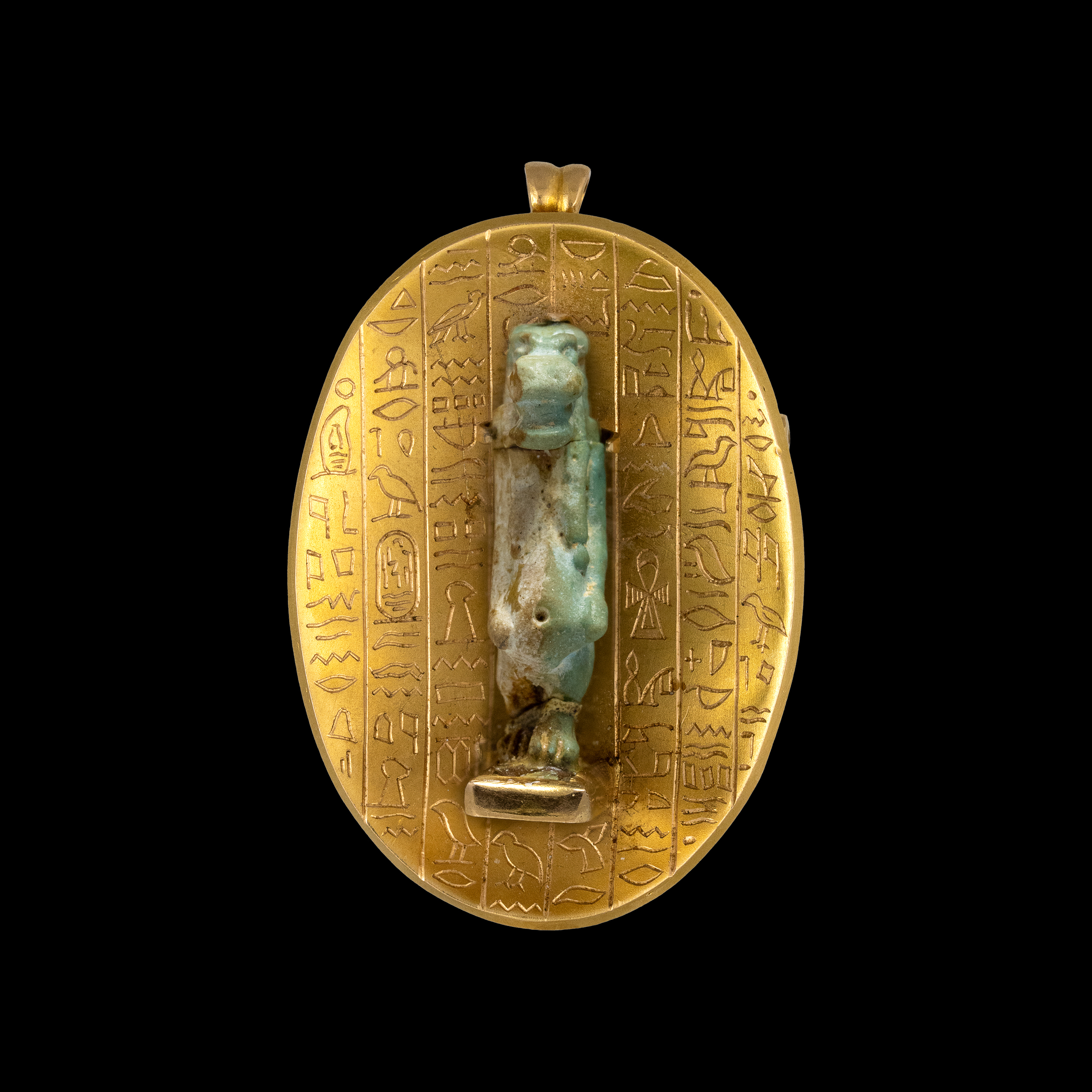 Broche/Pendentif Egyptomania fin XIXe en or sertie d'une amulette antique de Taouret.  (664-332 BCE)