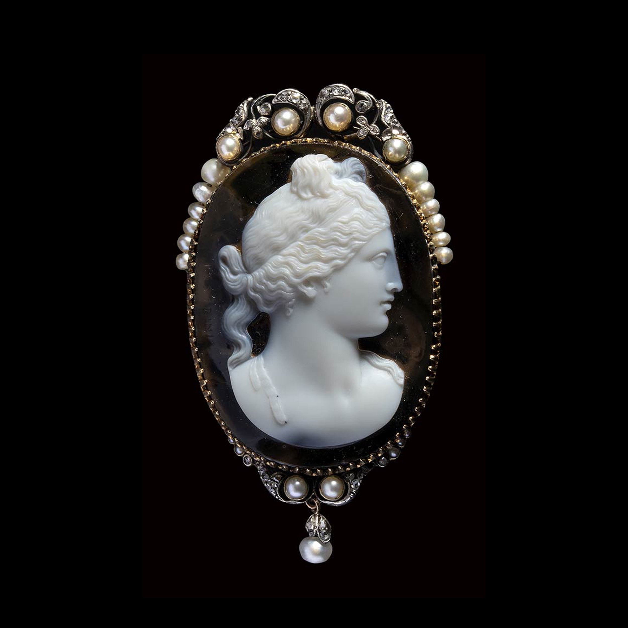 A Neoclassical gold, diamonds and pearls brooch set with an agate cameo signed PESTRINI. (early 19th century)