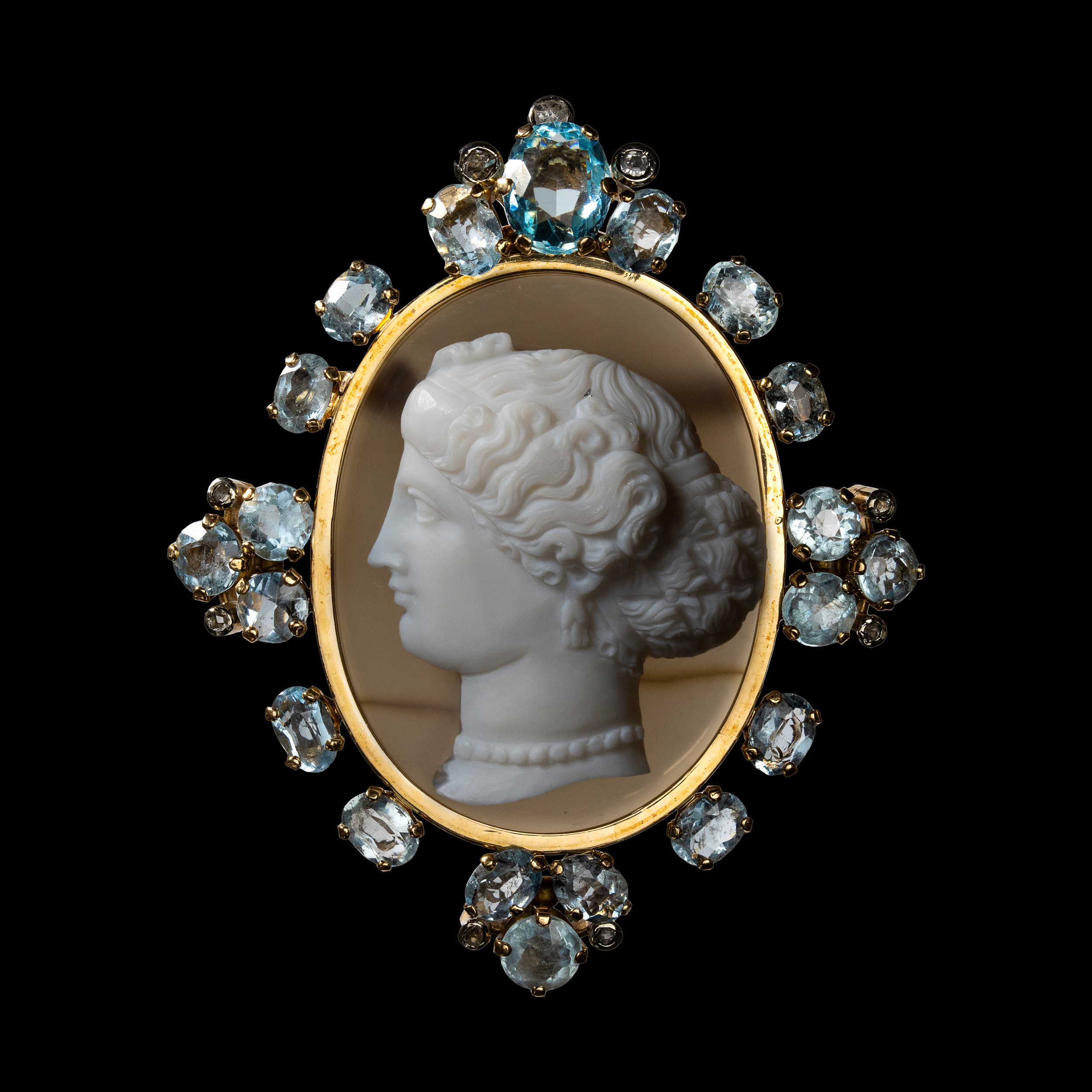 An elegant 19th century gold brooch with aquamarines and agate cameo. Head of Arethusa. (1840-1850)
