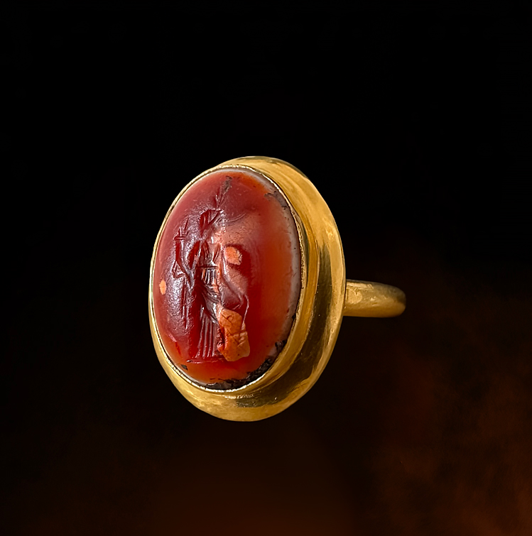 Bague massive en or 18 carats sertie d'une intaille romaine en agate. Isis-Fortuna.