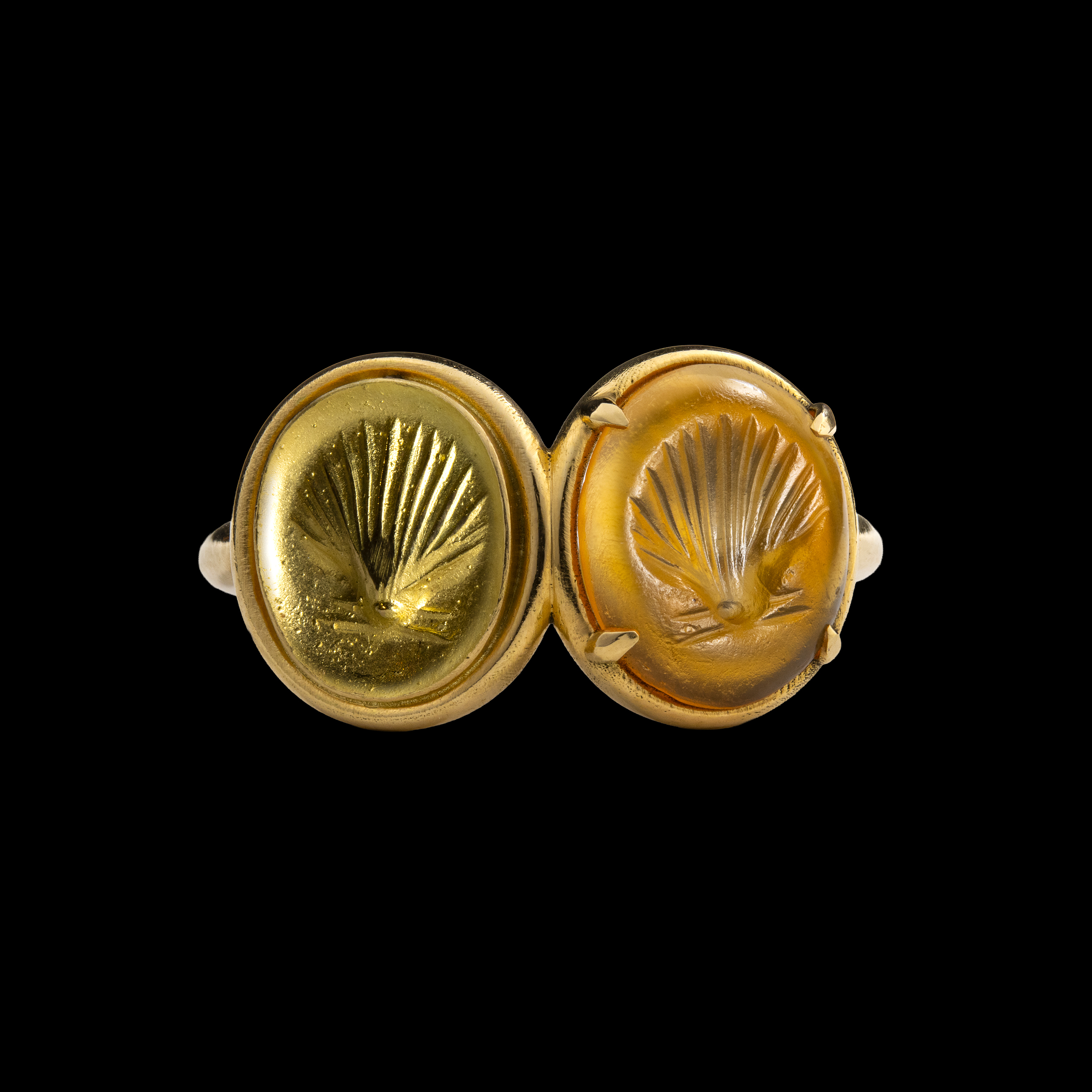 MAISON AUCLERT, Paris. A 18k gold ring set with a Roman carnelian intaglio and its impression. Shell.