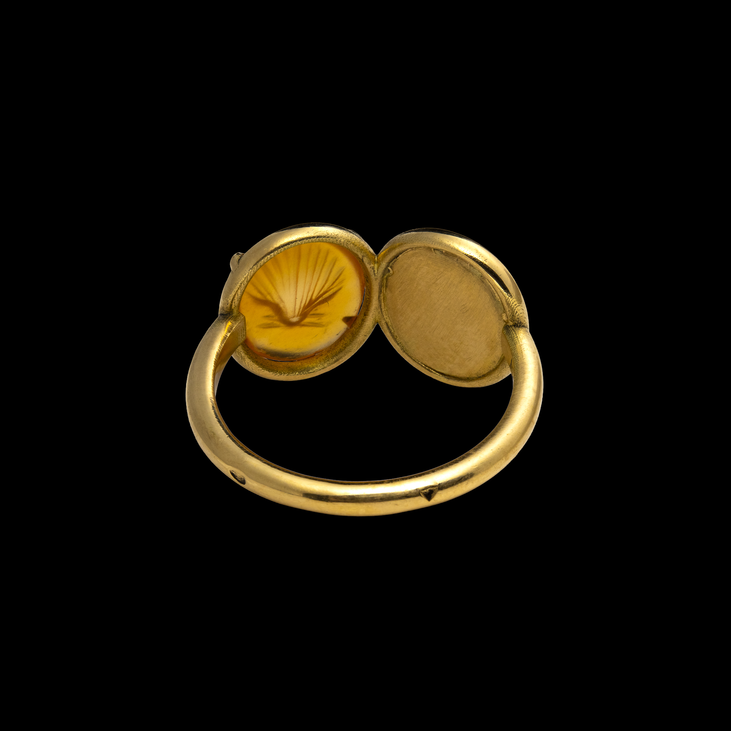 MAISON AUCLERT, Paris. A 18k gold ring set with a Roman carnelian intaglio and its impression. Shell.