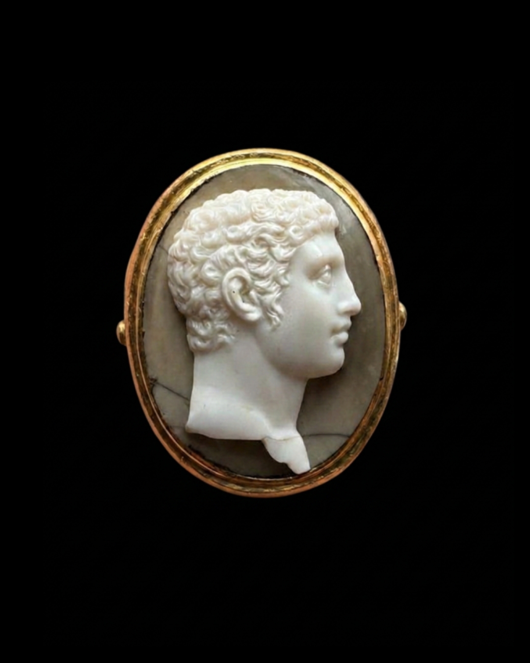 Attilio Codognato.  Bague camée sur agate néoclassique — Hercule jeune
Or jaune 18 carats — XXe siècle